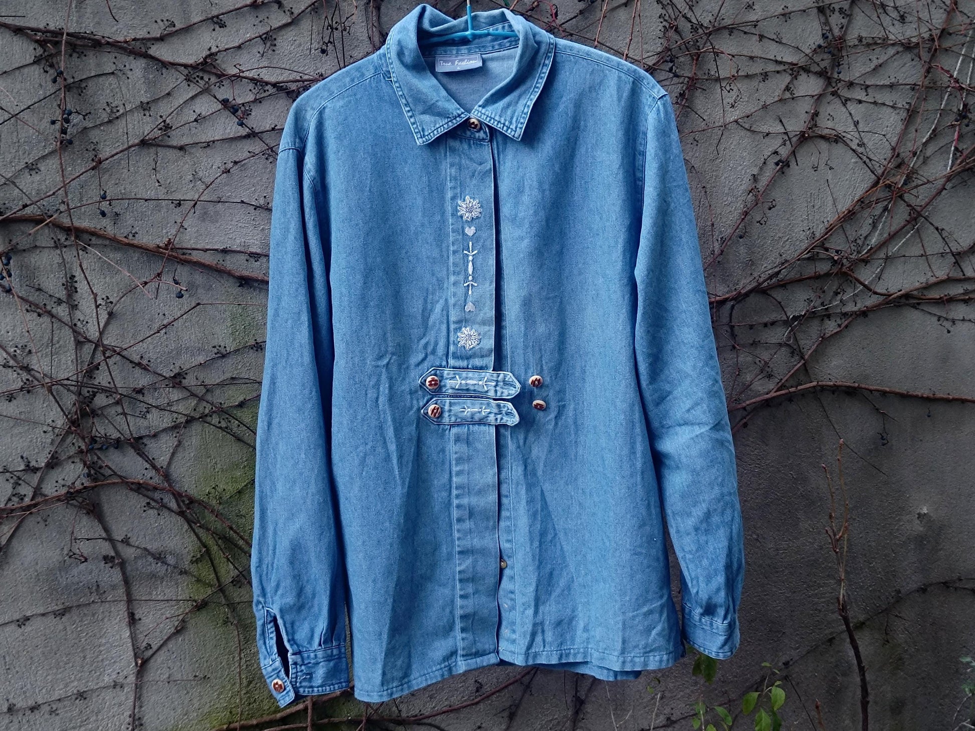 Vintage Embroidered Denim Shirt| 90s Oversized Boho Button-Up| Floral Western Top, Unique Light Wash 90s Style| Sustainable Casual Blouse