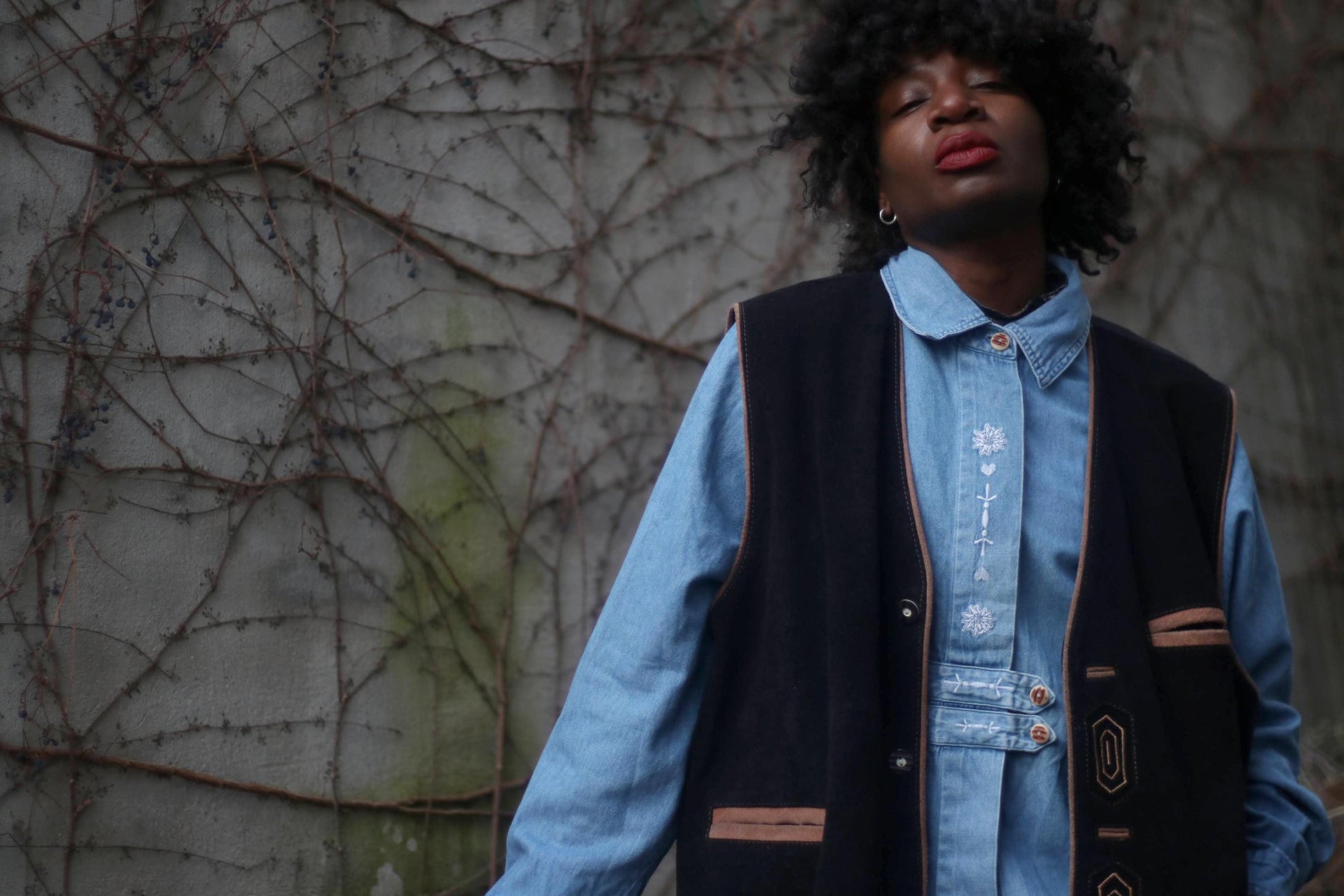 Vintage Embroidered Denim Shirt| 90s Oversized Boho Button-Up| Floral Western Top, Unique Light Wash 90s Style| Sustainable Casual Blouse