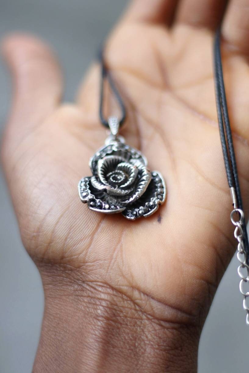 90s floral necklace| Vintage silver colored necklace| Emo floral emblem jewellery