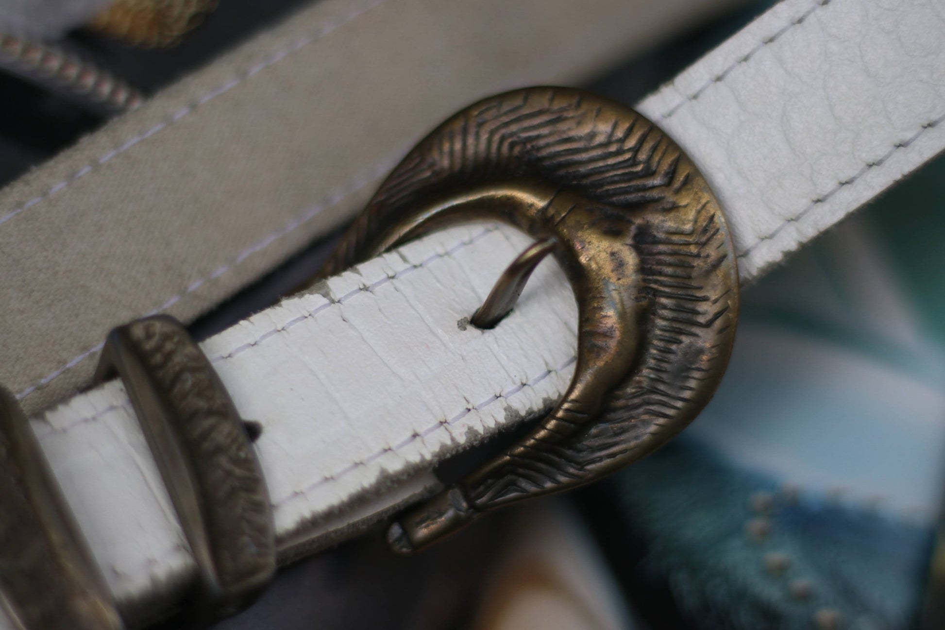 90s leather belt| Women's Vintage White Belt| Western-inspired Minimalist belt with bronze toned buckle